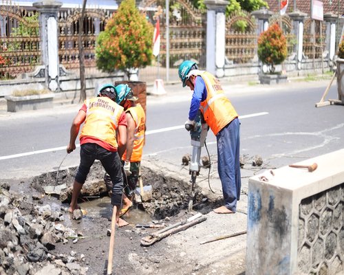 Pekerja kantoran melakukan peregangan